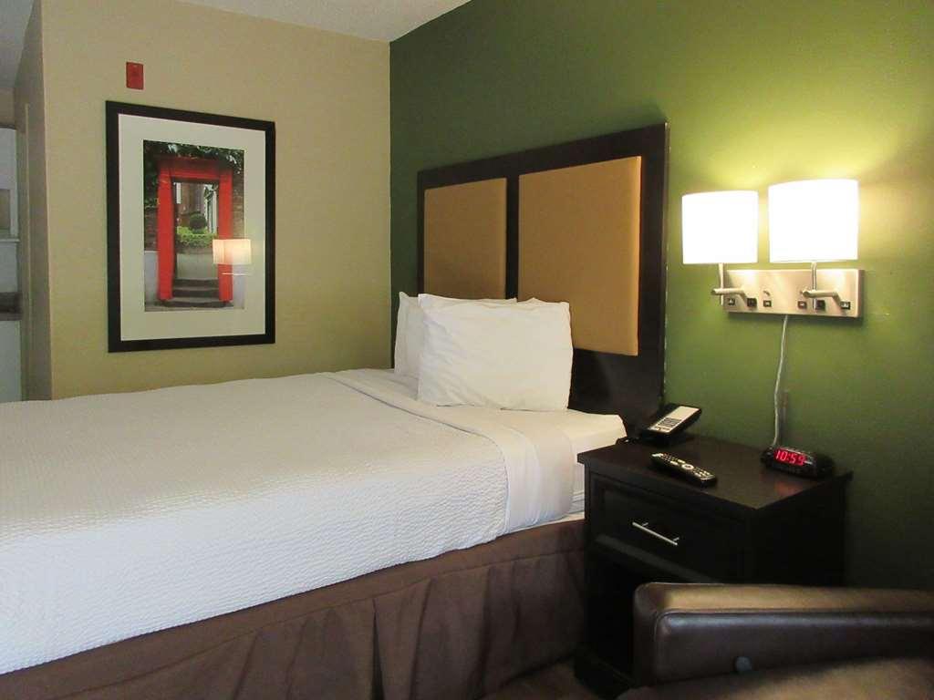 Suburban Studios Winston-Salem Near Hanes Mall Room photo